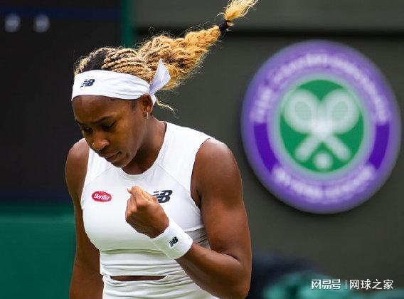 在球场上进 在球场上进